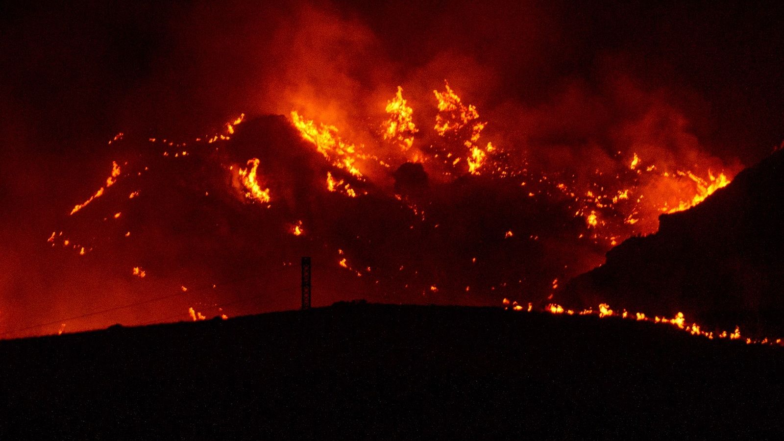 EuropaPress_7658445_imagenes_nocturnas_incendio_forestal_gallardos_almeria_10_julio_2026-fotor-2026071395051