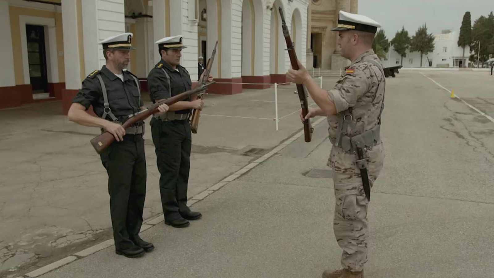 Entre compadres fusil armada 1024x576