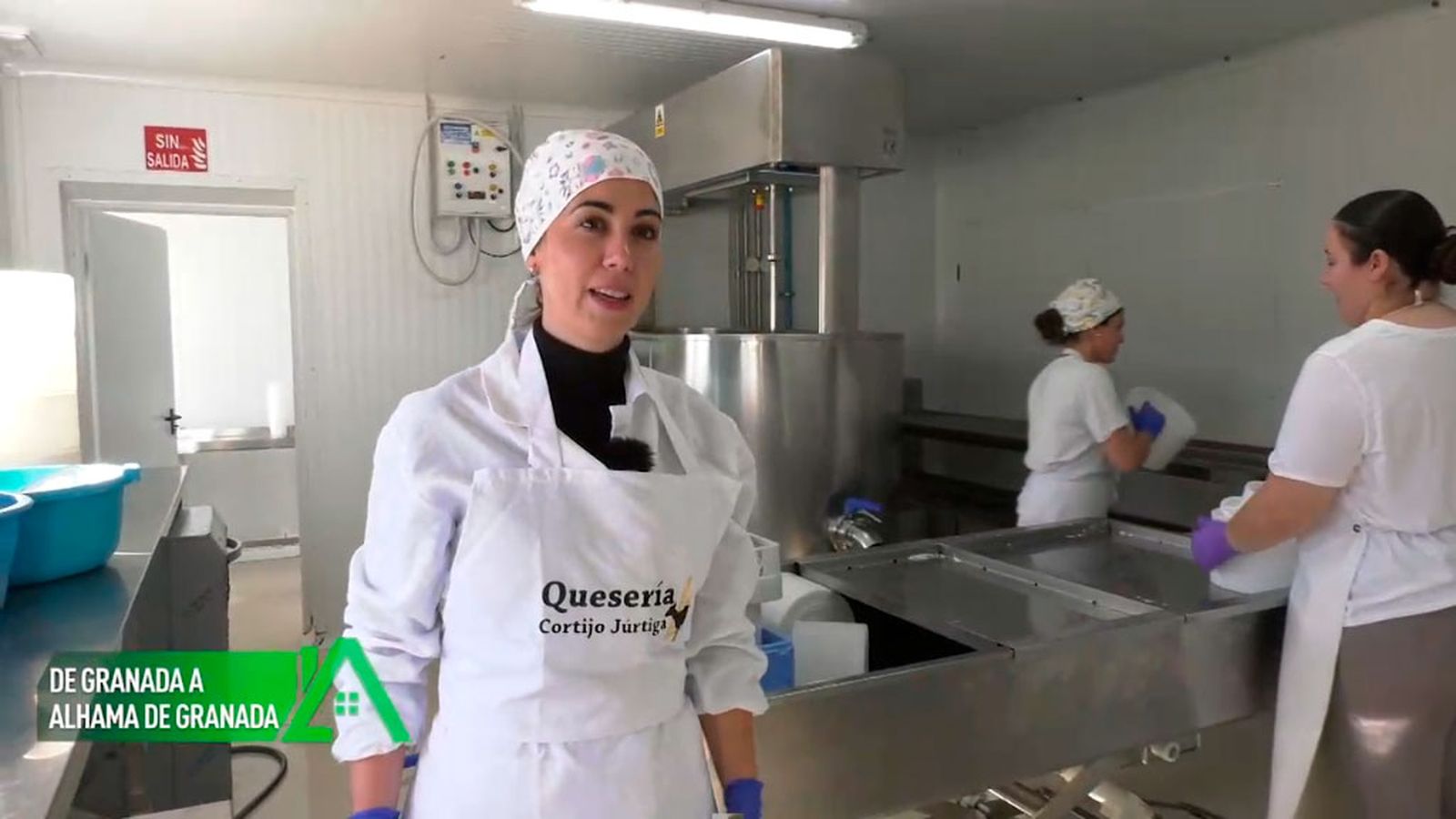 Dejó su carrera como maestra y ha montado su propia quesería en Alhama de Granada