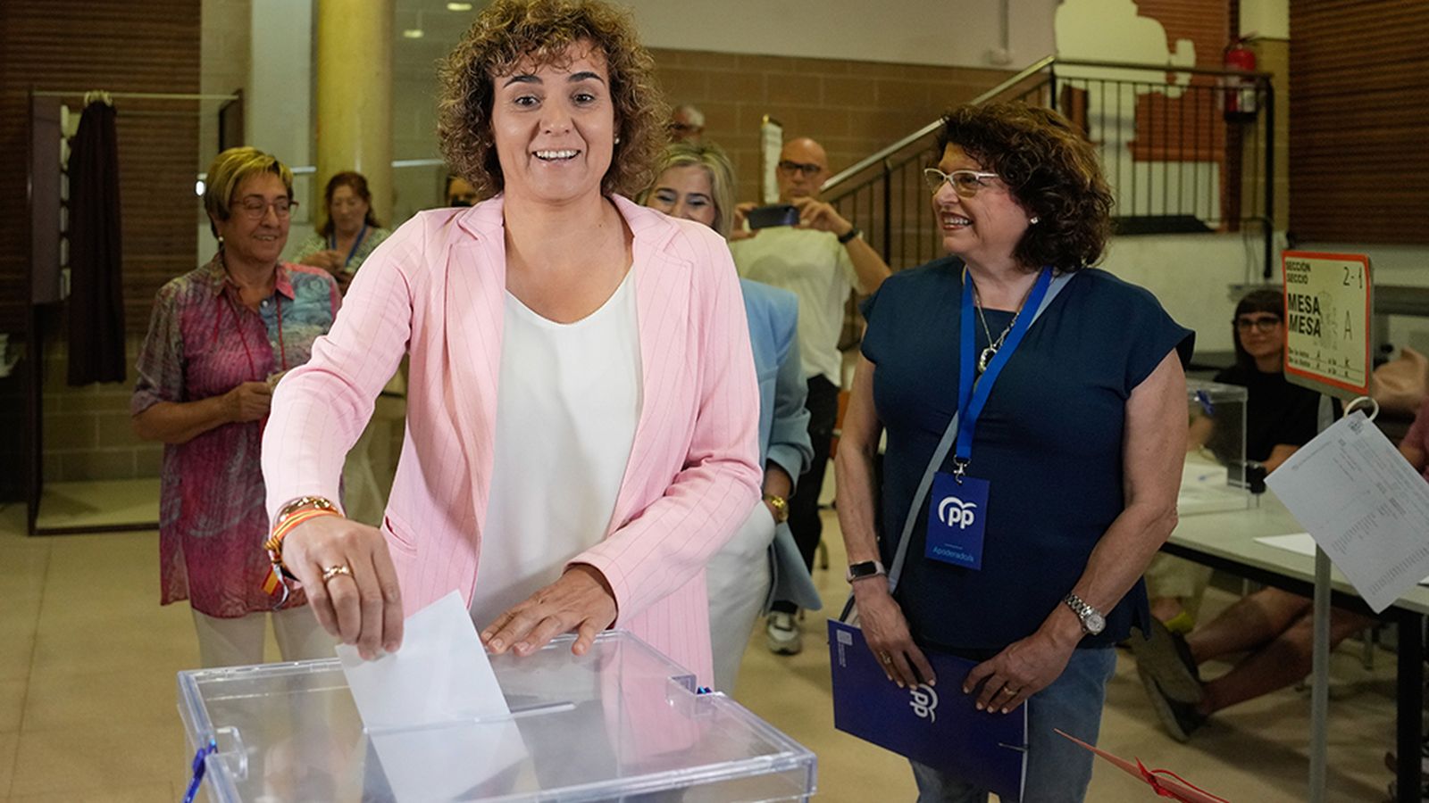 Dolors Montserrat vota en las europeas