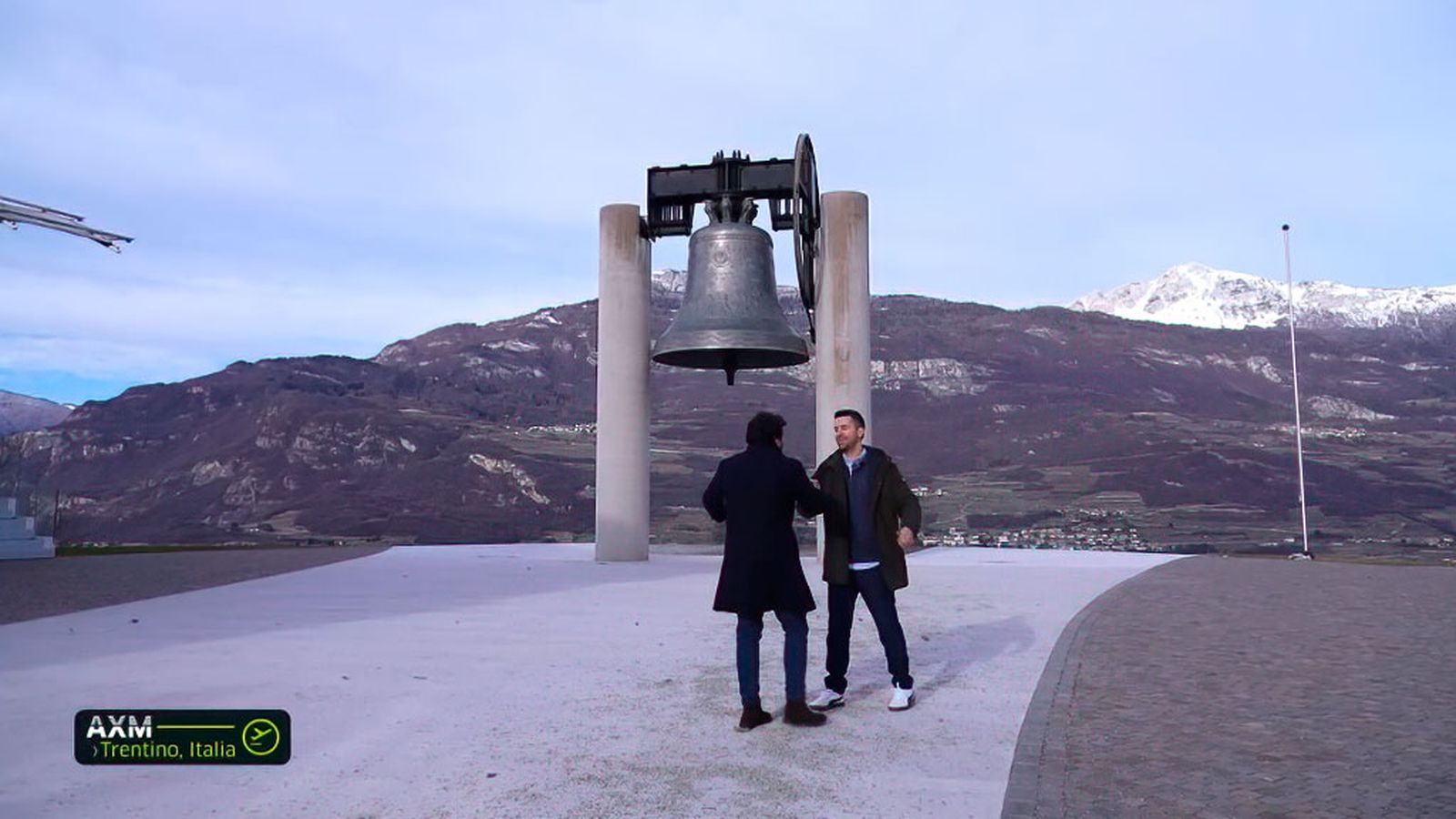 Carlos nos enseña la Campana de los Caídos, una de las más grandes del mundo, en Rovereto