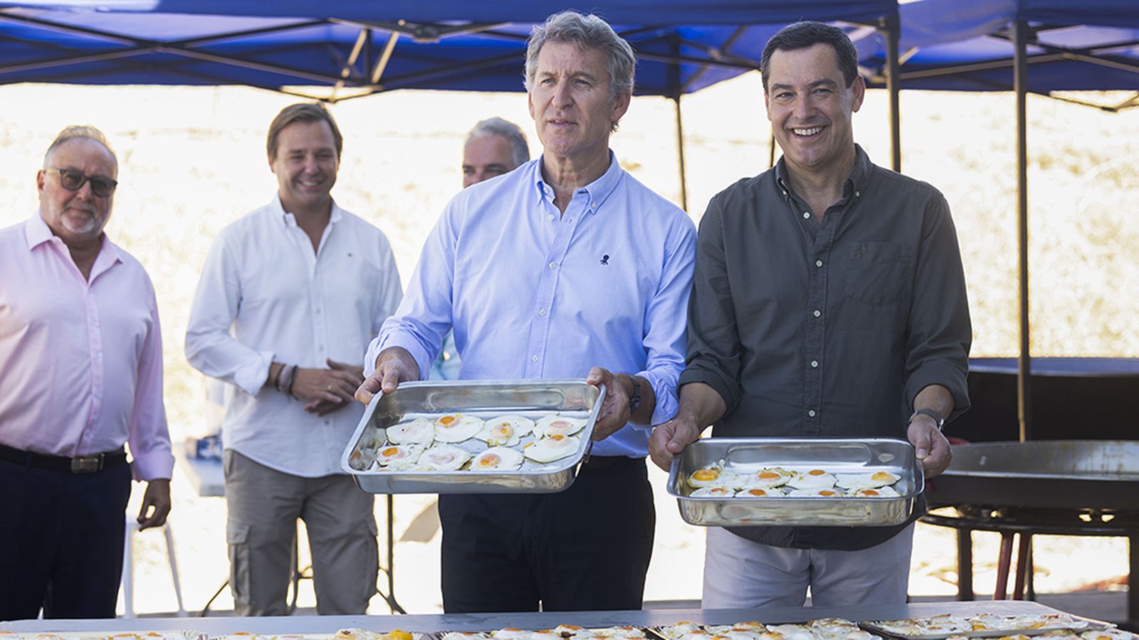 Moreno y Feijóo en la fritada de huevos de Alhaurín el Grande