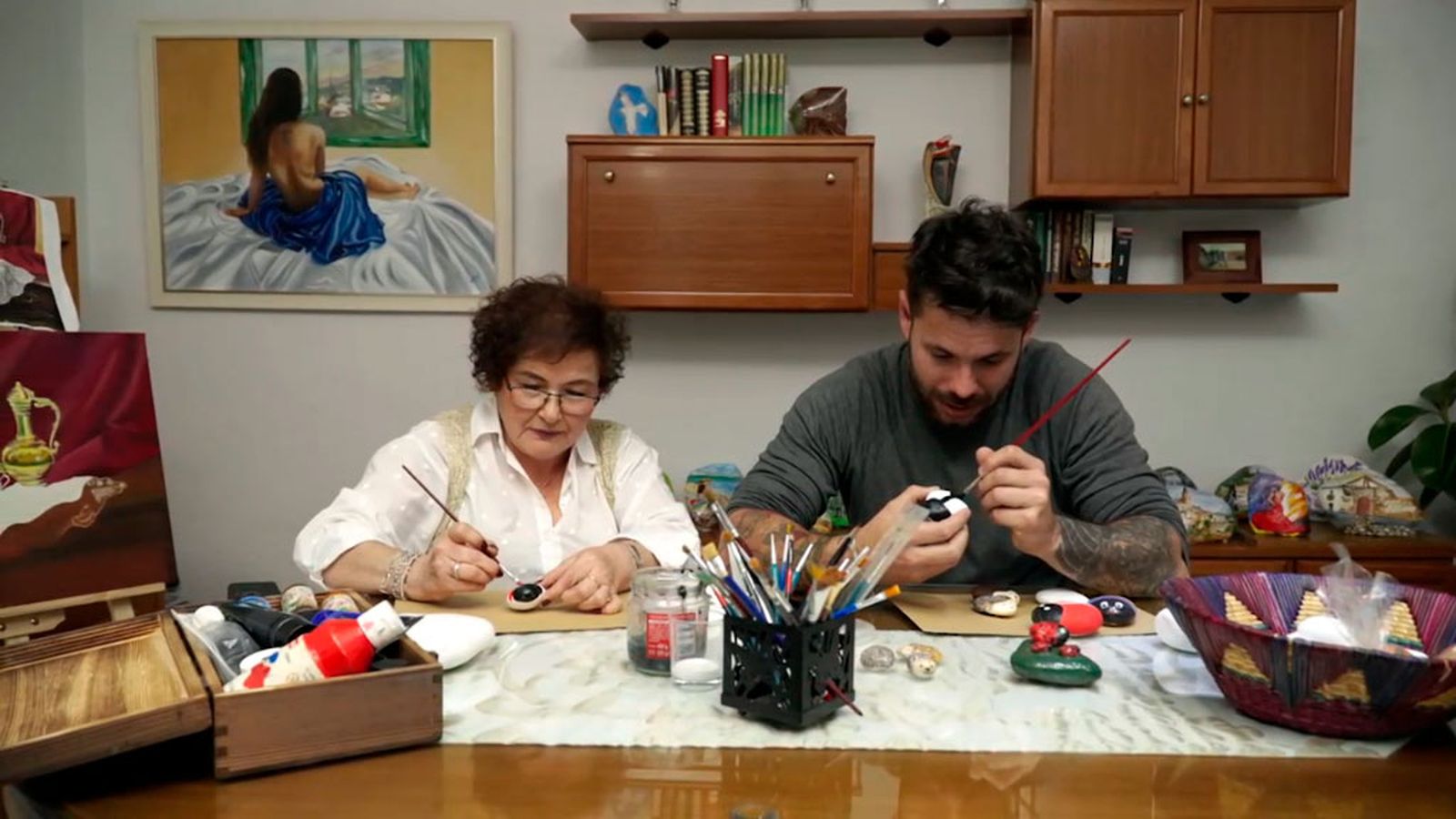 Bosco recibe una curiosa clase de pintura a la piedra en Ibros Jaén