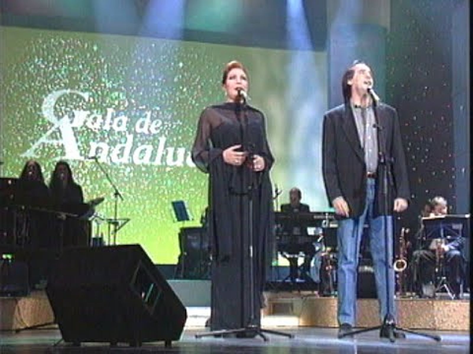Rocío Jurado y Joan Manuel Serrat cantan el himno de Andalucía el 28F de 1996