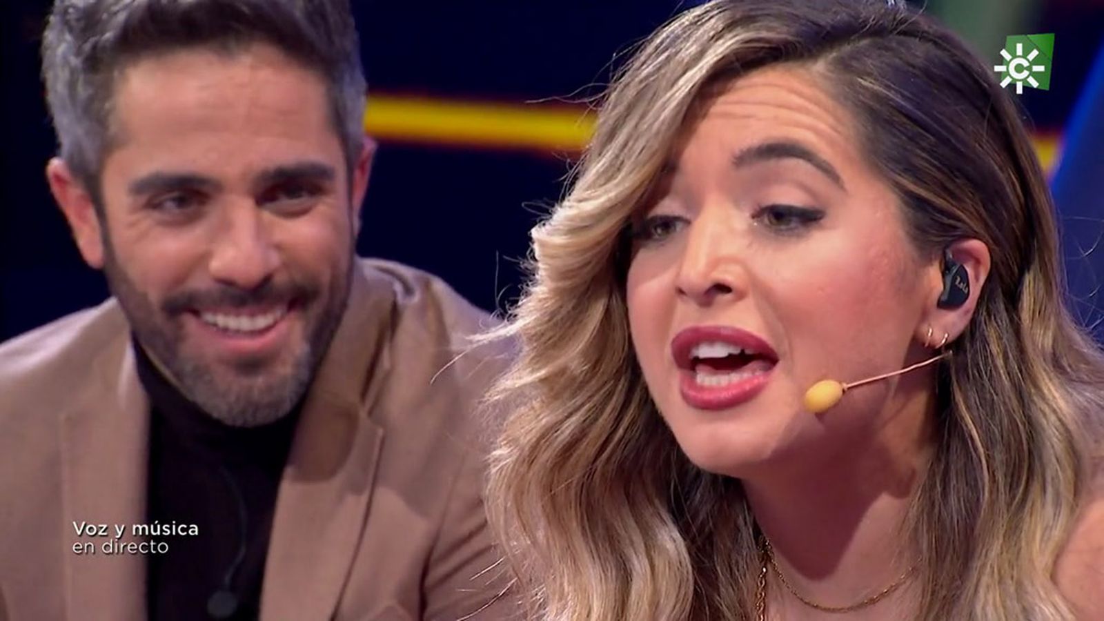 Lola Índigo canta por primera vez sentada