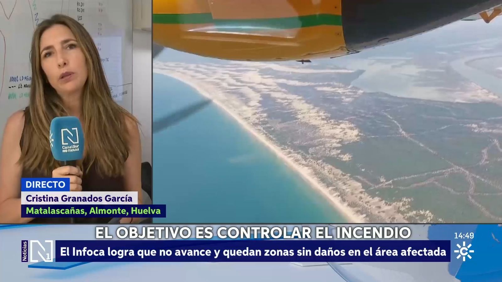 El infoca trata de controlar el incendio de Doñana