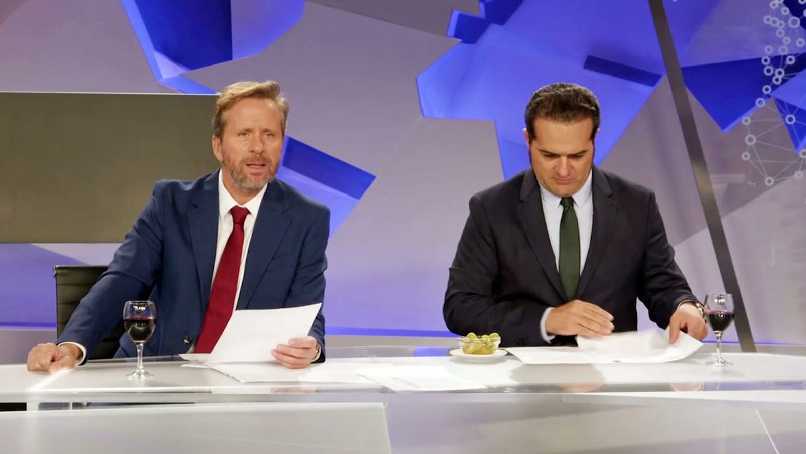Los Compadres informan de la subida del IPC tomándose unas aceitunas gordales