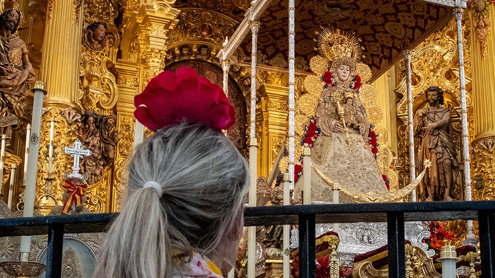 Ante la Virgen del Rocío en la ermita