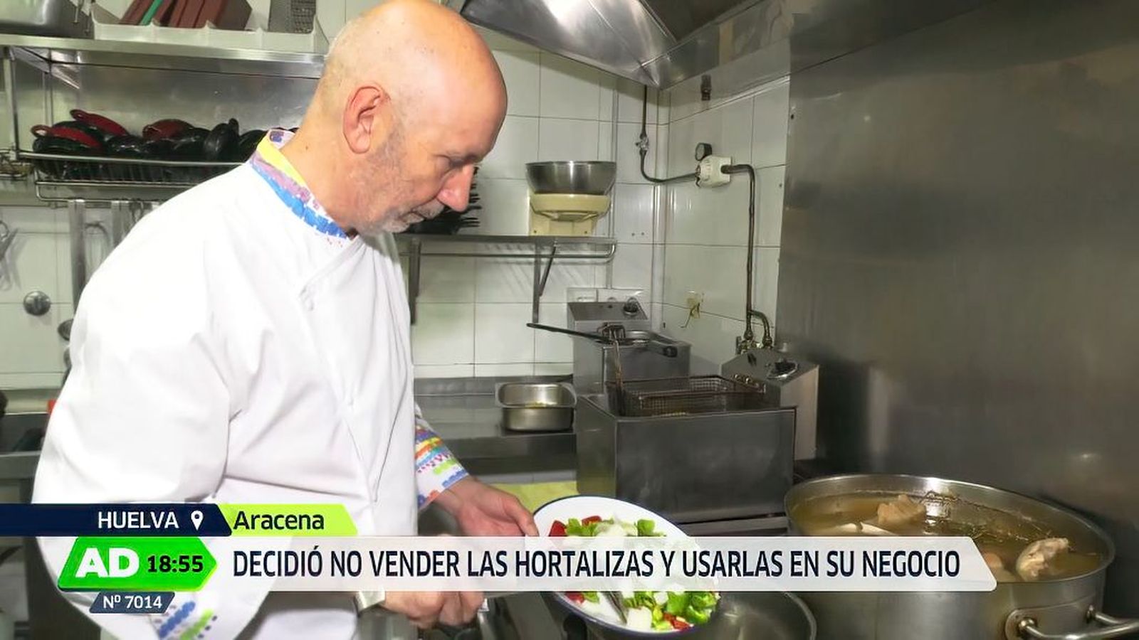 Manuel, el mesonero que abastece su restaurante en Aracena con productos del huerto propio
