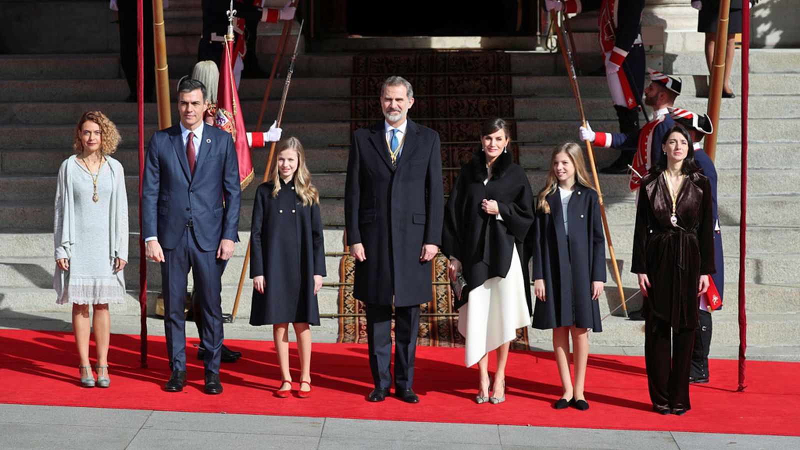 foto rey y su familia y sanchez exterior