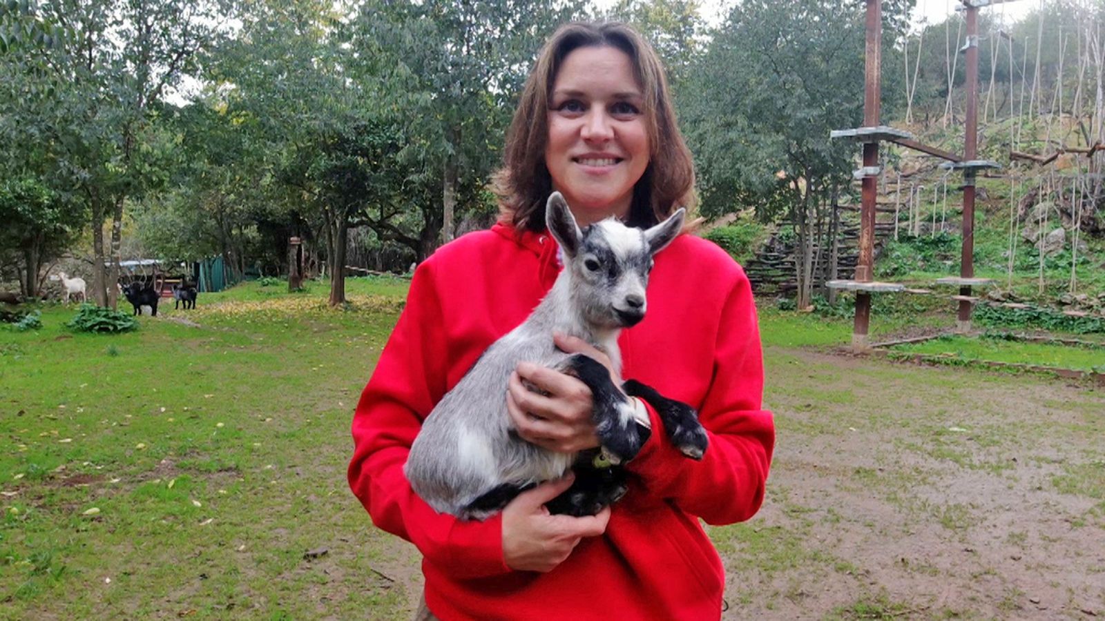 Isabel volvió a Hornachuelos para criar a su hija rodeada de naturaleza