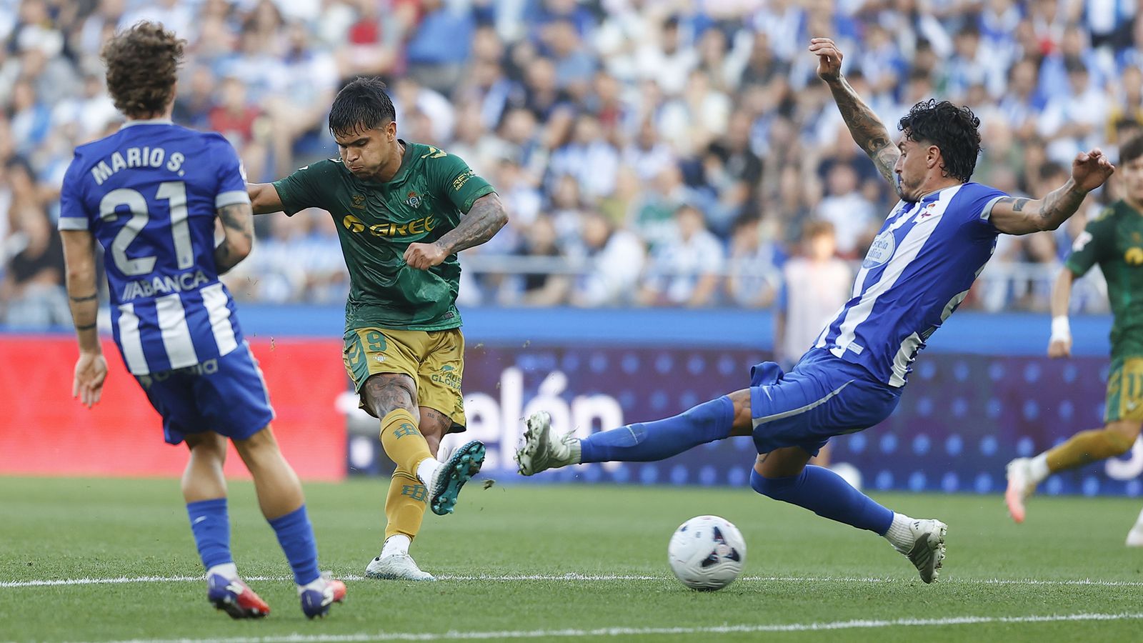 Cucho Hernández marca el 0-1 para el Betis en Riazor.