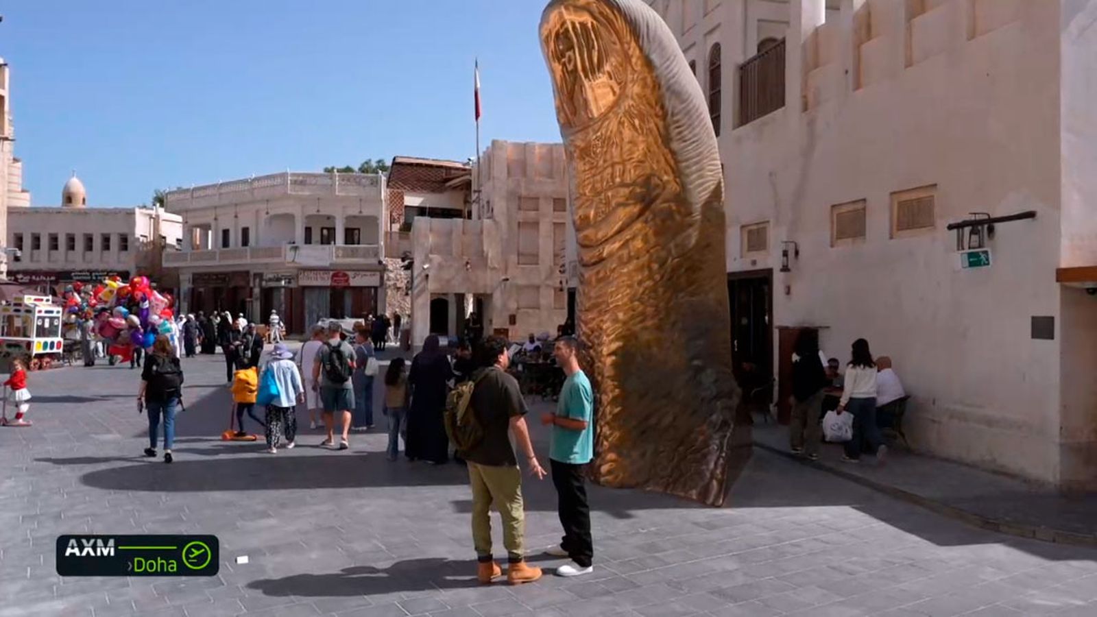Miguel Ángel nos recibe en el 'dedo de oro' de Doha, una escultura de gran tamaño y acabado dorado