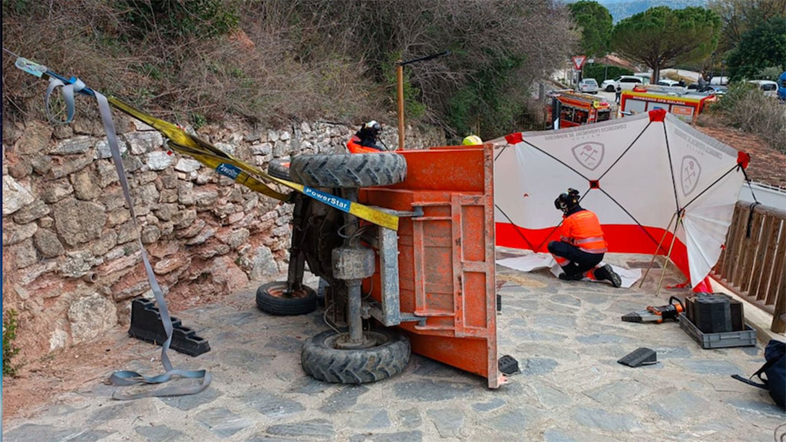 Muere un trabajador al caerle encima un tractor en Atajate