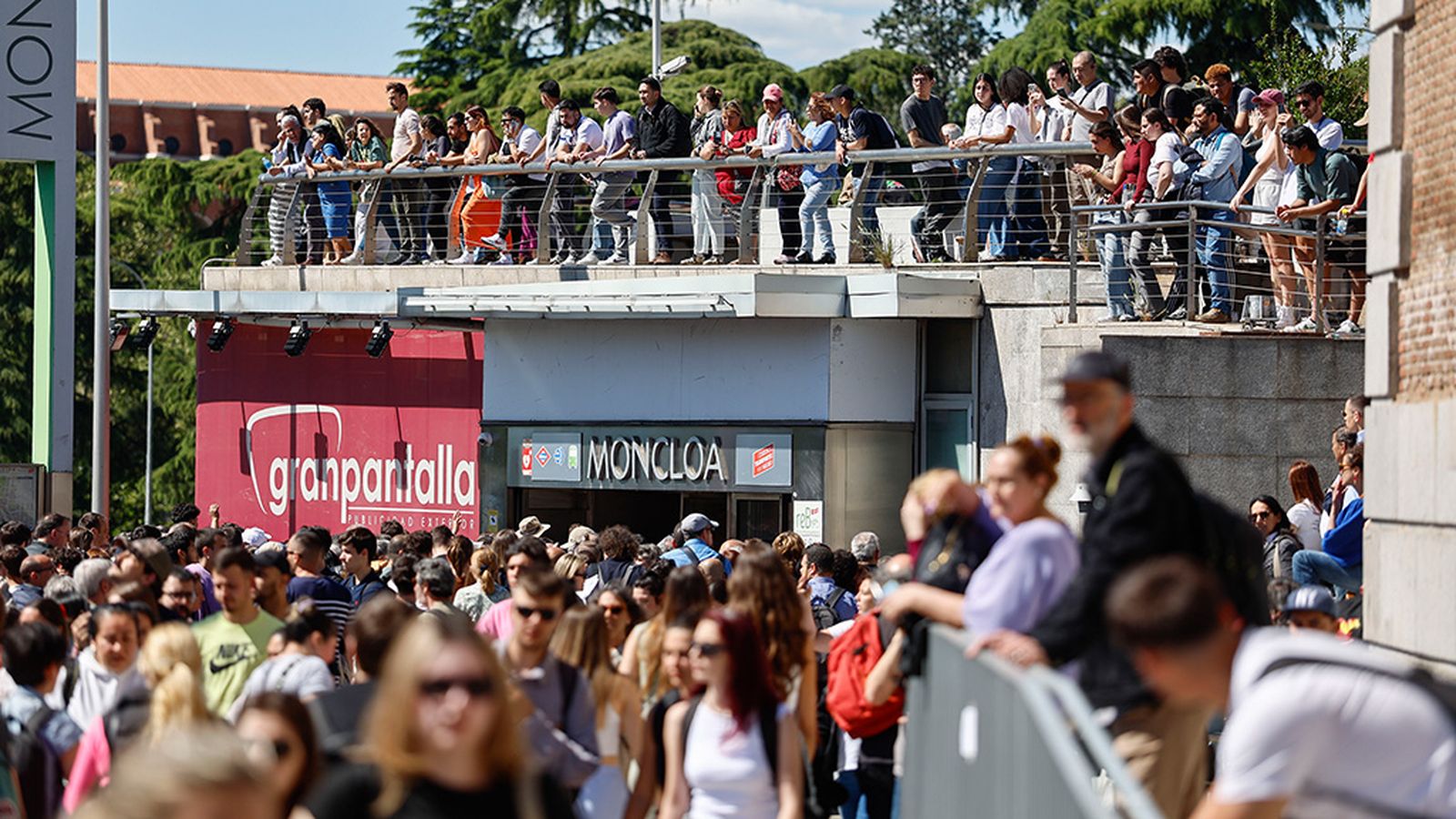 Aglomeración de gente en Moncloa, Madrid, durante el apagón