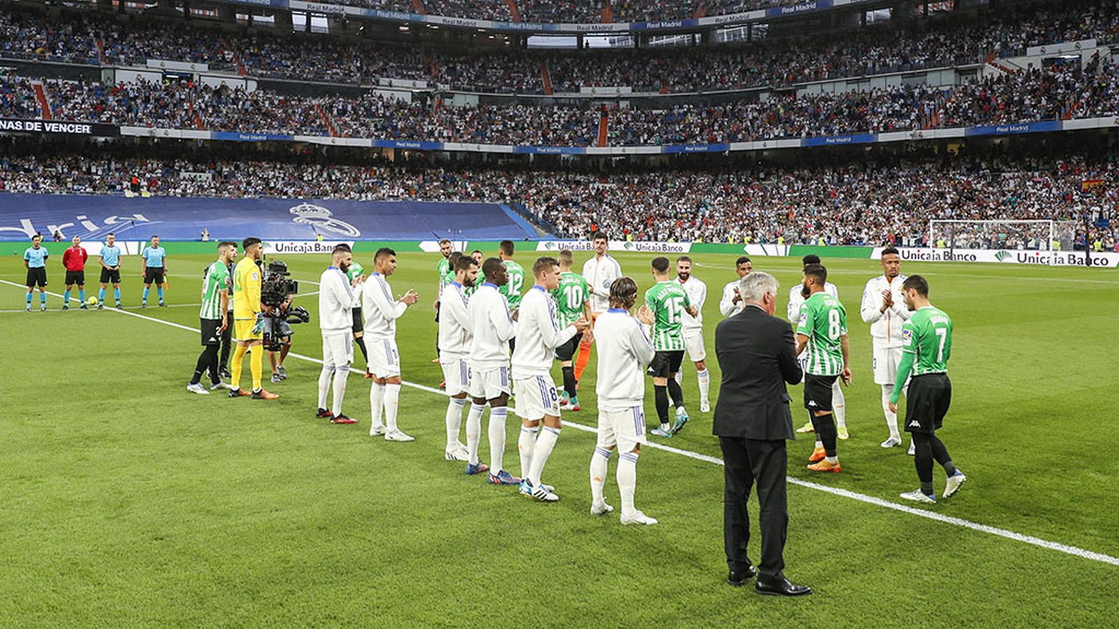 Pasillo del Madrid al Betis