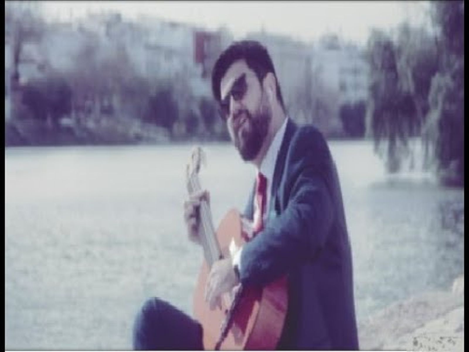 Manu Sánchez canta y toca la guitarra en una adaptación de "Mediterráneo" de Juan Manuel Serrat