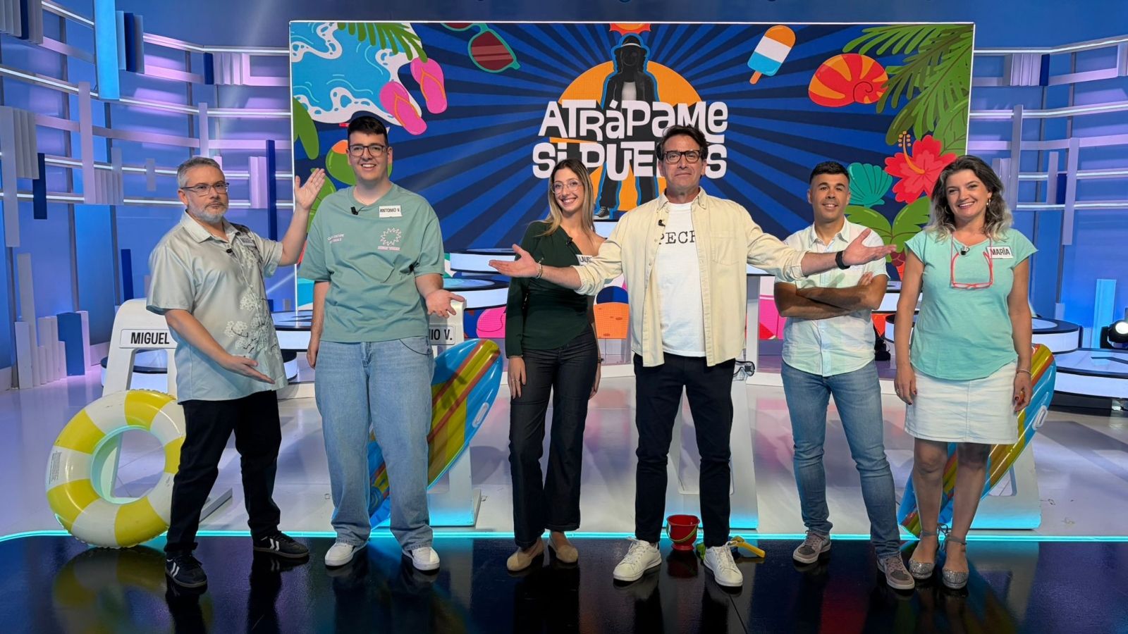 Antonio Garrido y los concursantes de "Atrápame si puedes".
