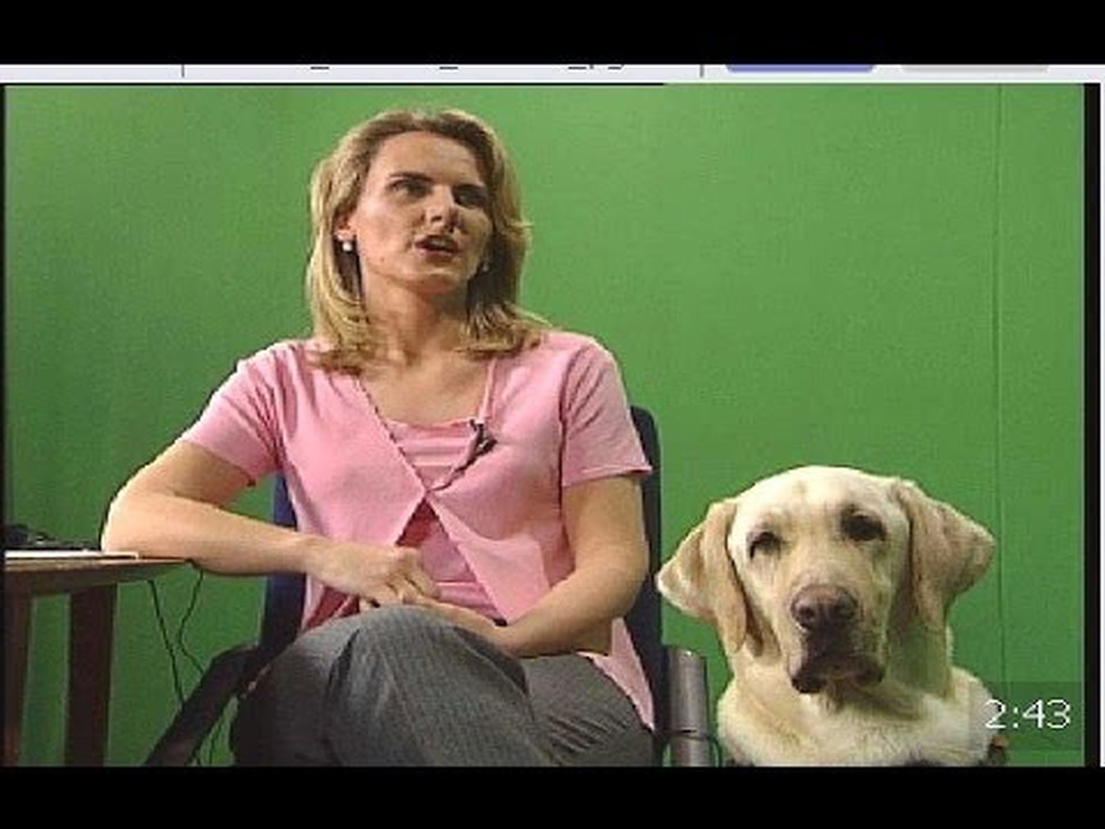 Nastum, el perro guía de Nuria del Saz, uno más en el plató (2001)