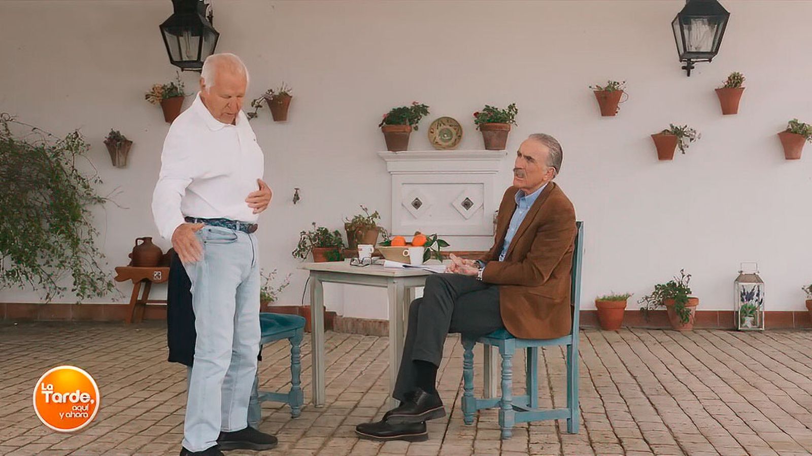 Juan y medio cumple su sueño de entrevistar a Manuel Benítez 'El Cordobés' en el Día de Andalucía