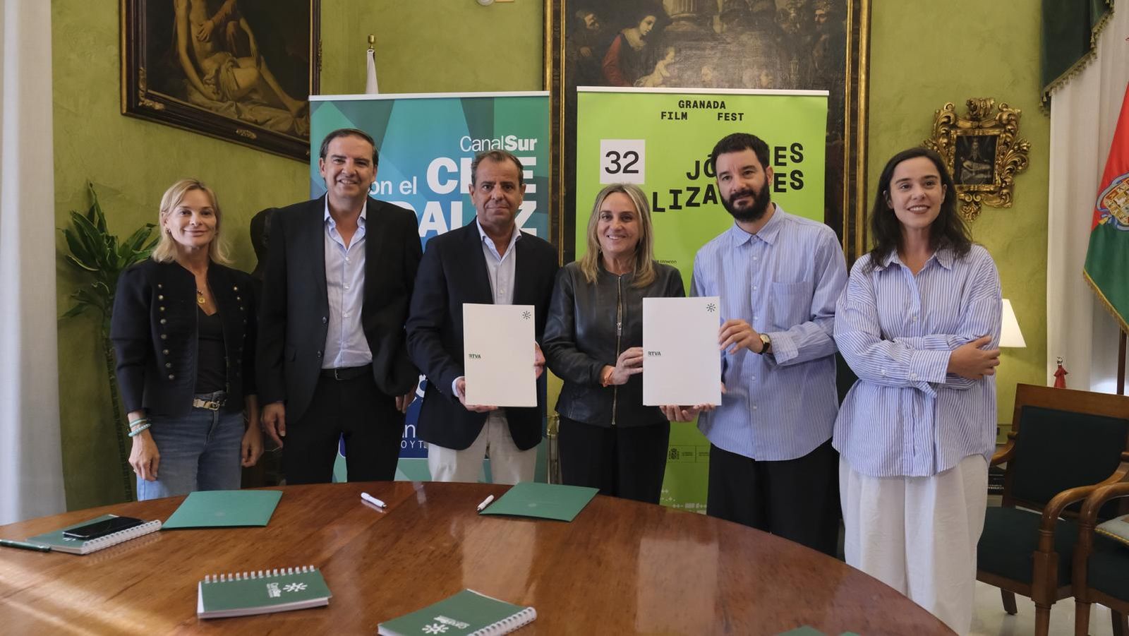 Foto de familia de la firma del convenio.