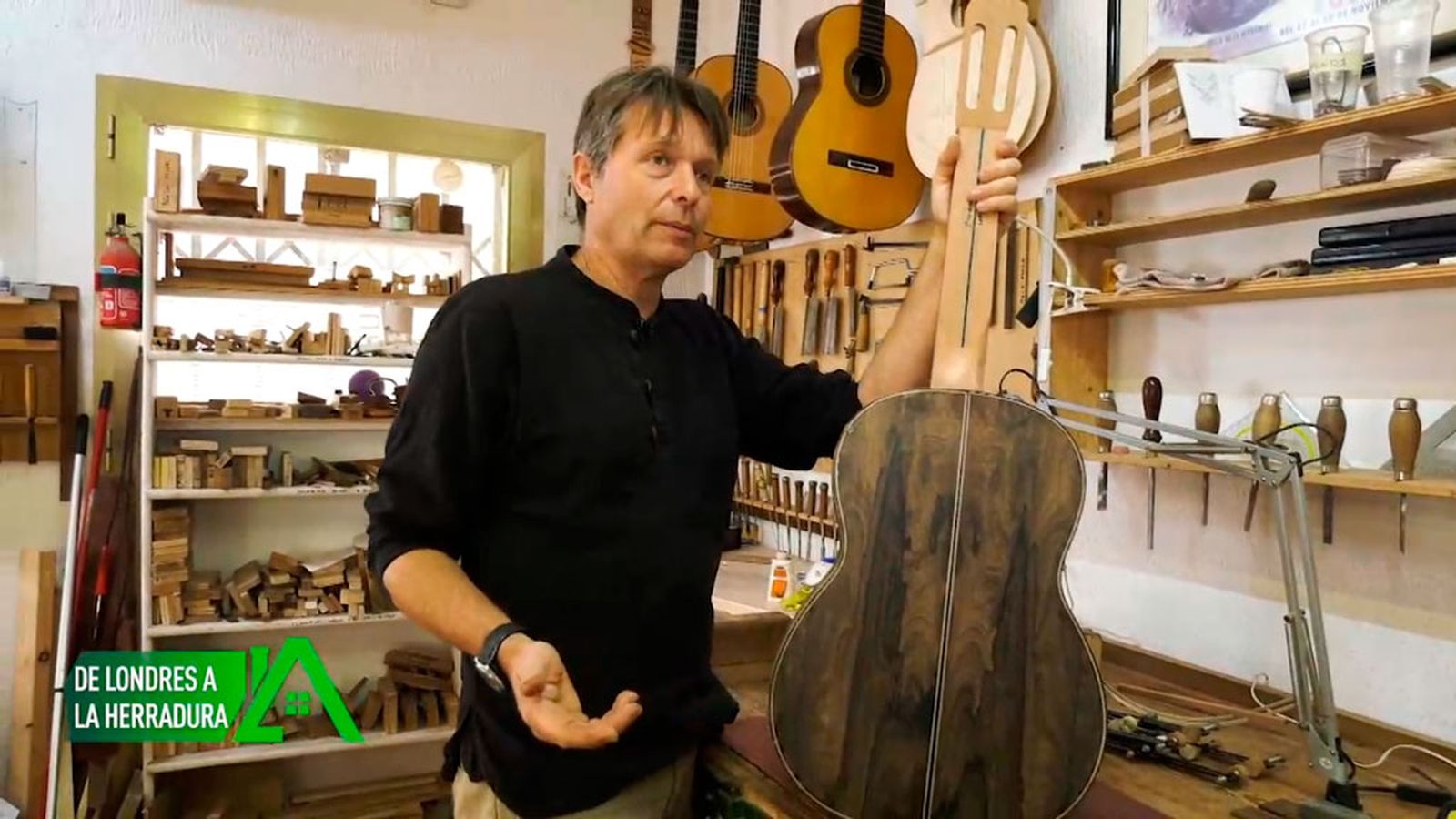 En La Herradura tiene su taller de guitarras desde donde exporta a todo el mundo