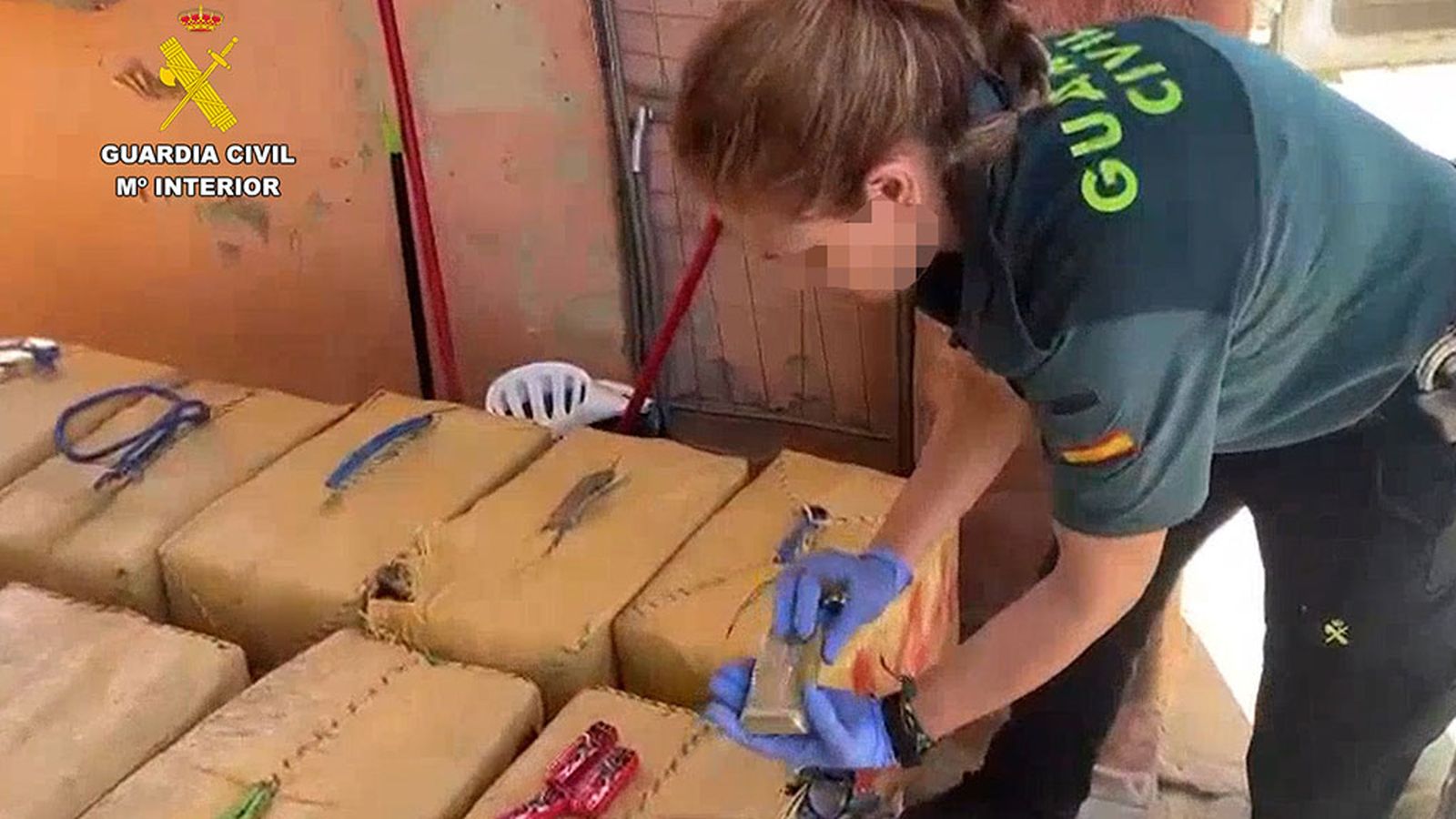 Alijo de hachís envuelto en papel de chocolatinas