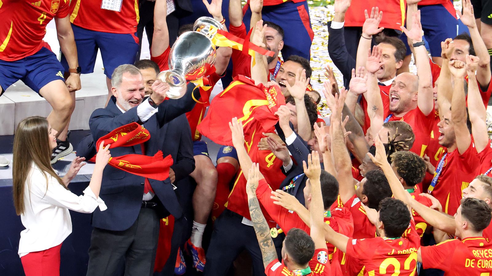 El rey levanta la Eurocopa con la selección