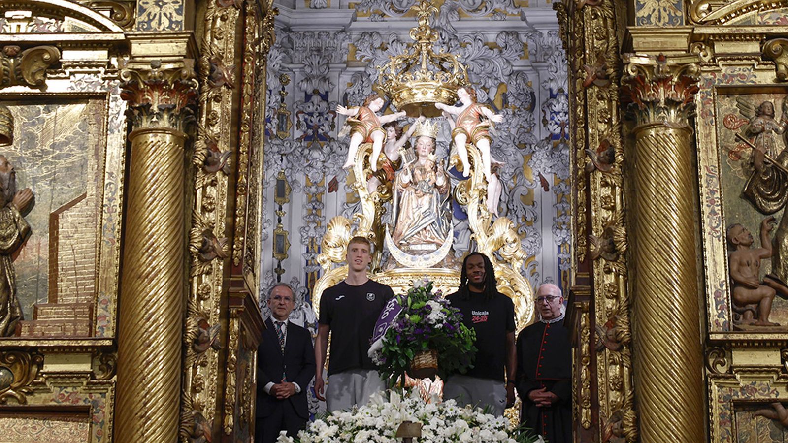 Unicaja con la patrona de Málaga, la Virgen de la Victoria