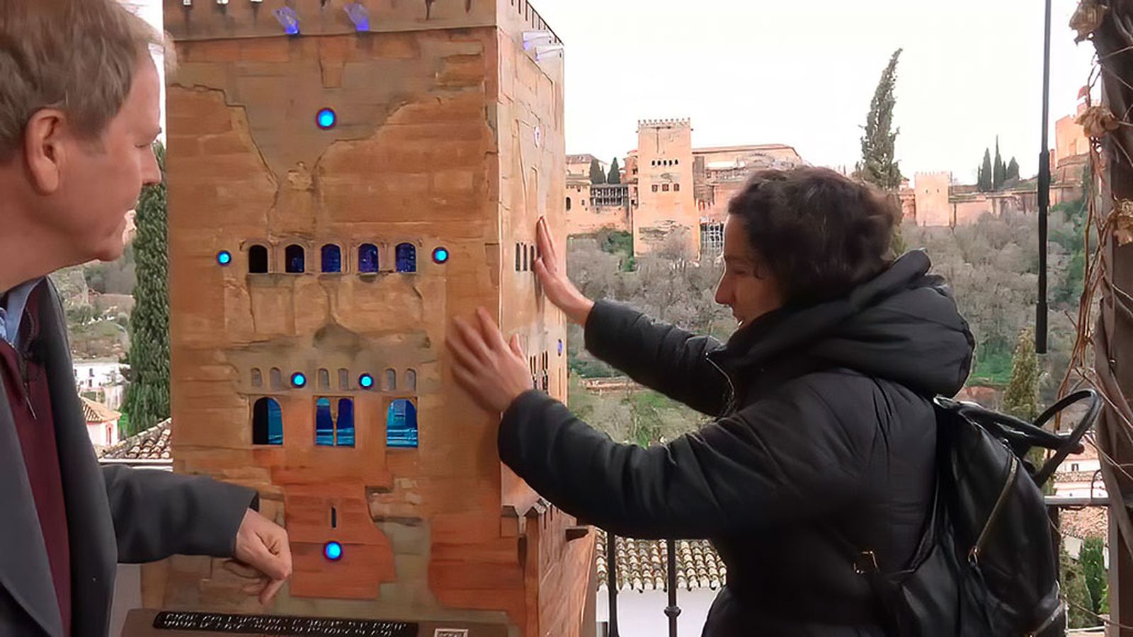 La emoción de Sandra, invidente, al descubrir la Alhambra a través del tacto