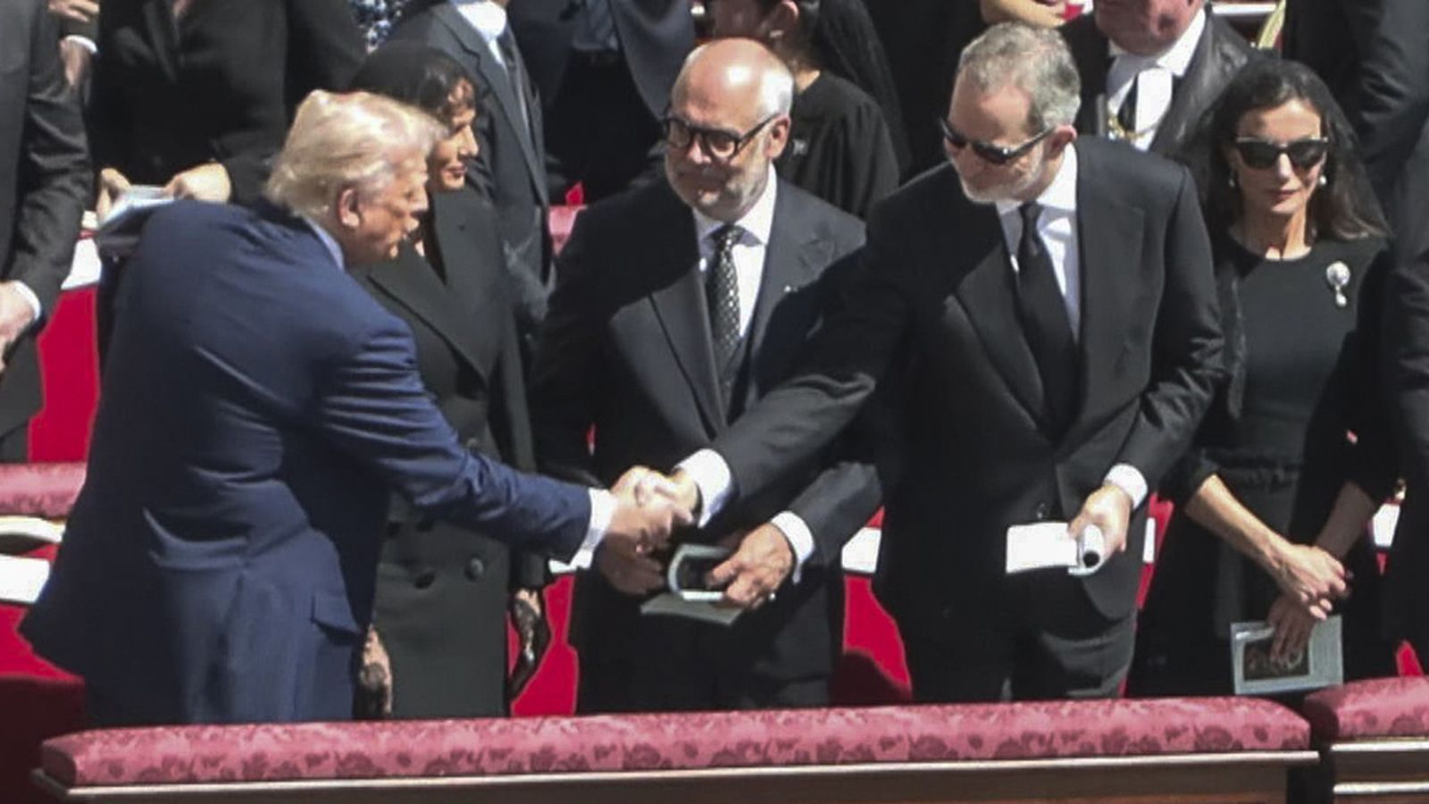 El rey Felipe y Trump en el funeral del papa Francisco