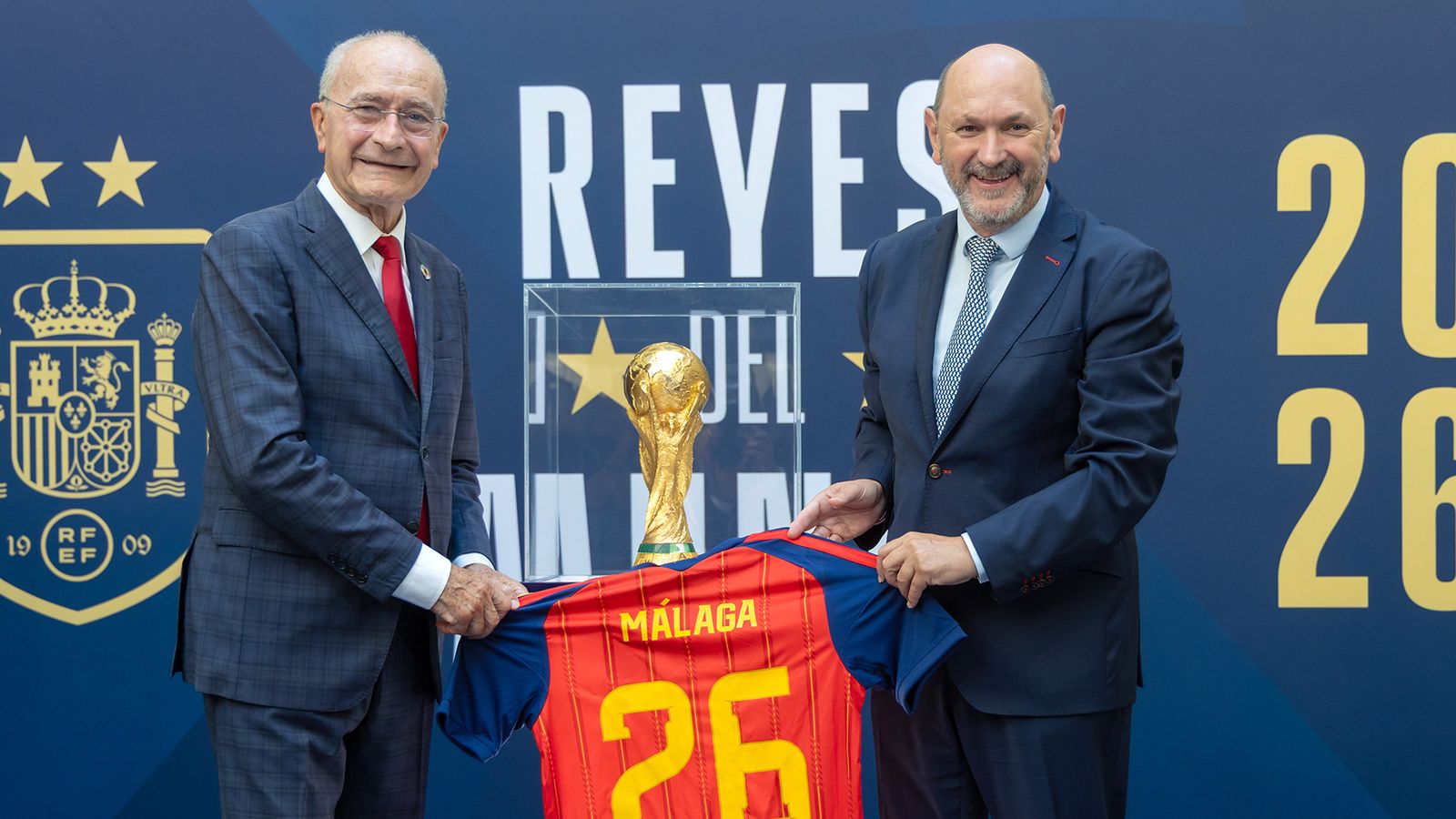 Louzán y el alcalde de Málaga, durante la inuaguración de la exposición  'Reyes del Mundo'.