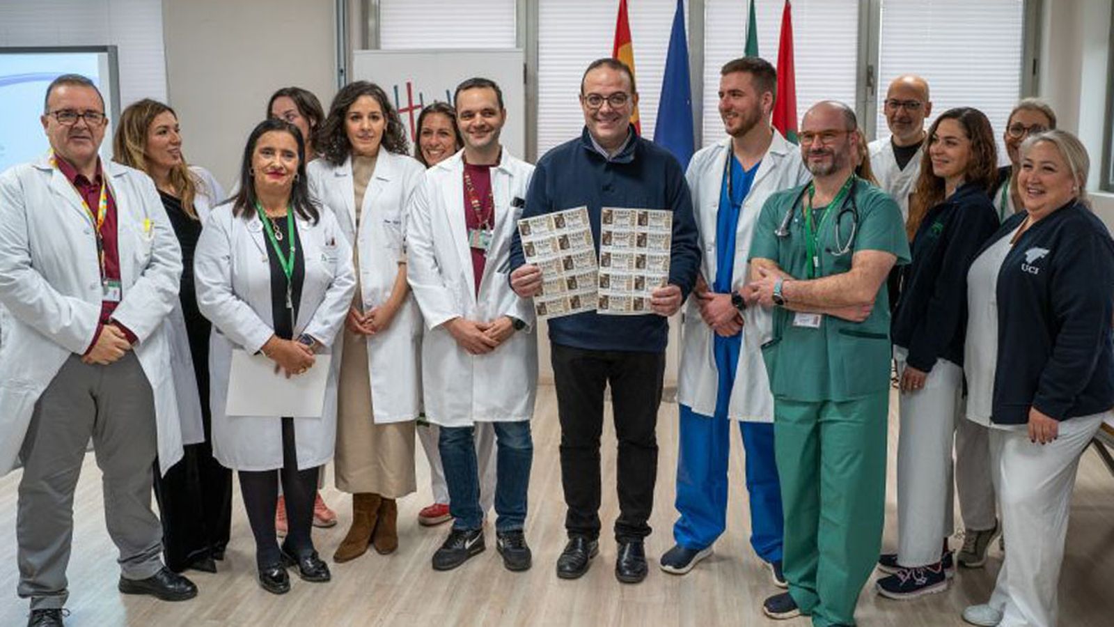 lotero de Almería reparte décimos en Hospital de Granada