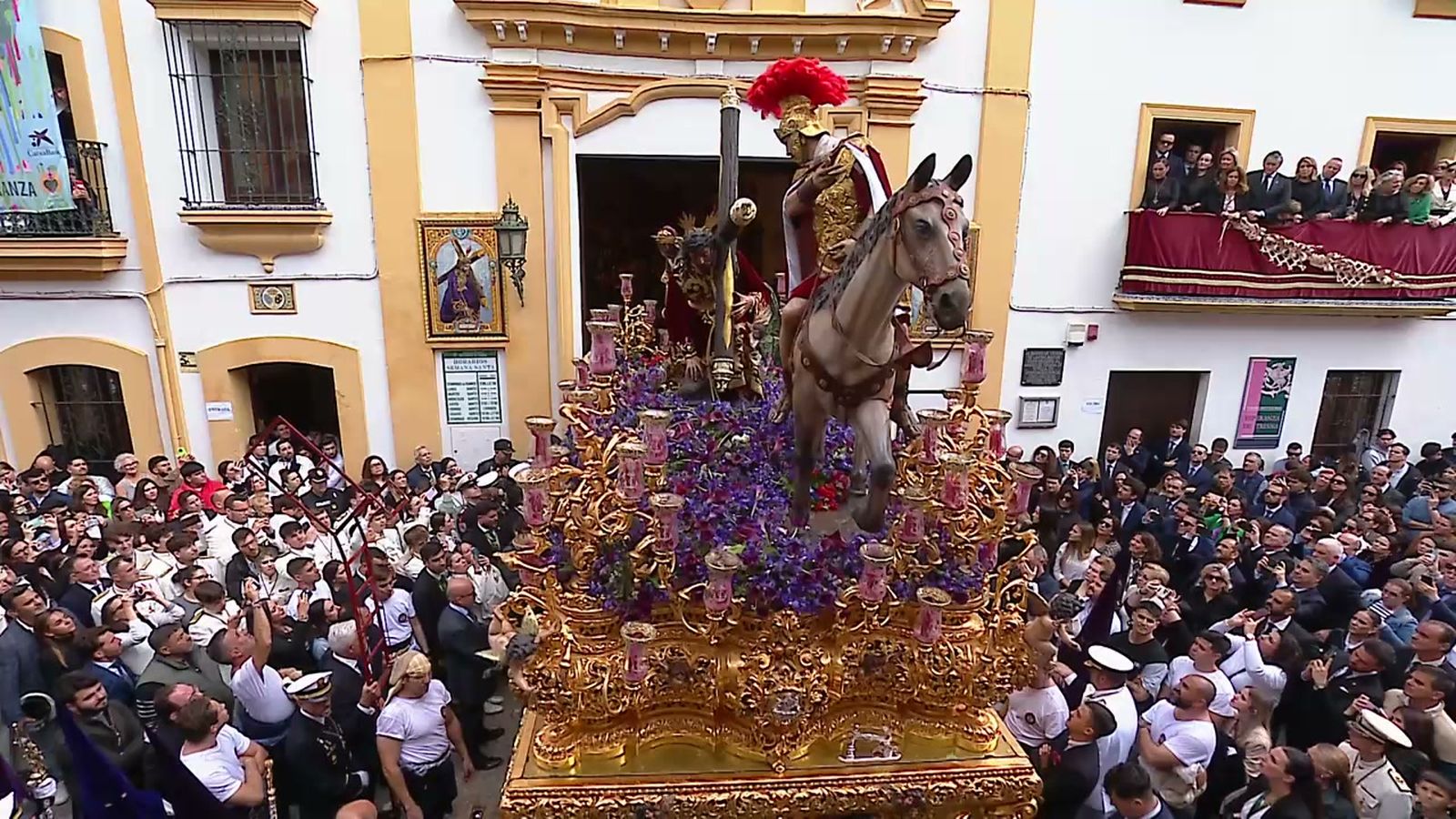 El Cristo de las Tres Caídas entra en su templo