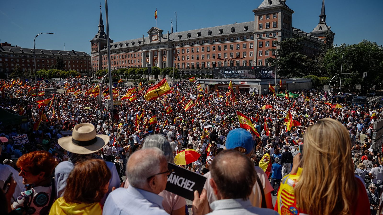 Miles de manifestantes piden la dimisión de Sánchez