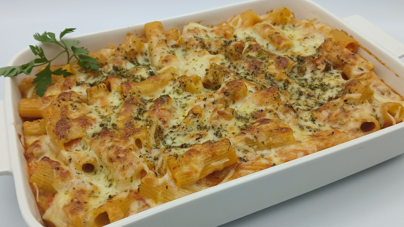 "Cómetelo": macarrones gratinados con atún y bechamel