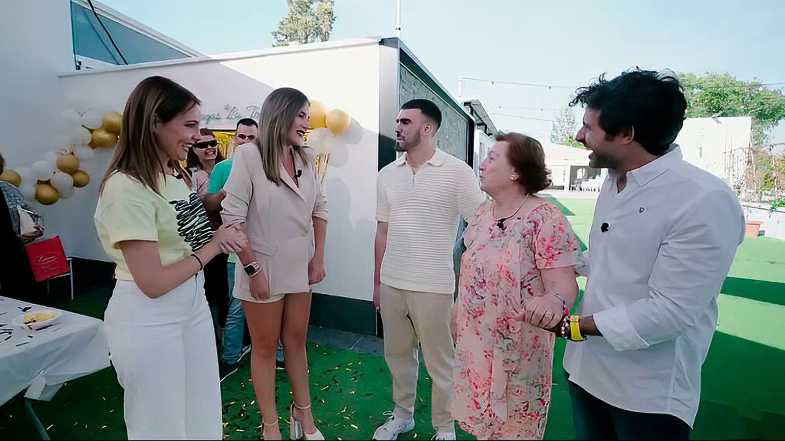 Y llegó la fiesta de cumpleaños de María... con la presencia de Laura Gallego