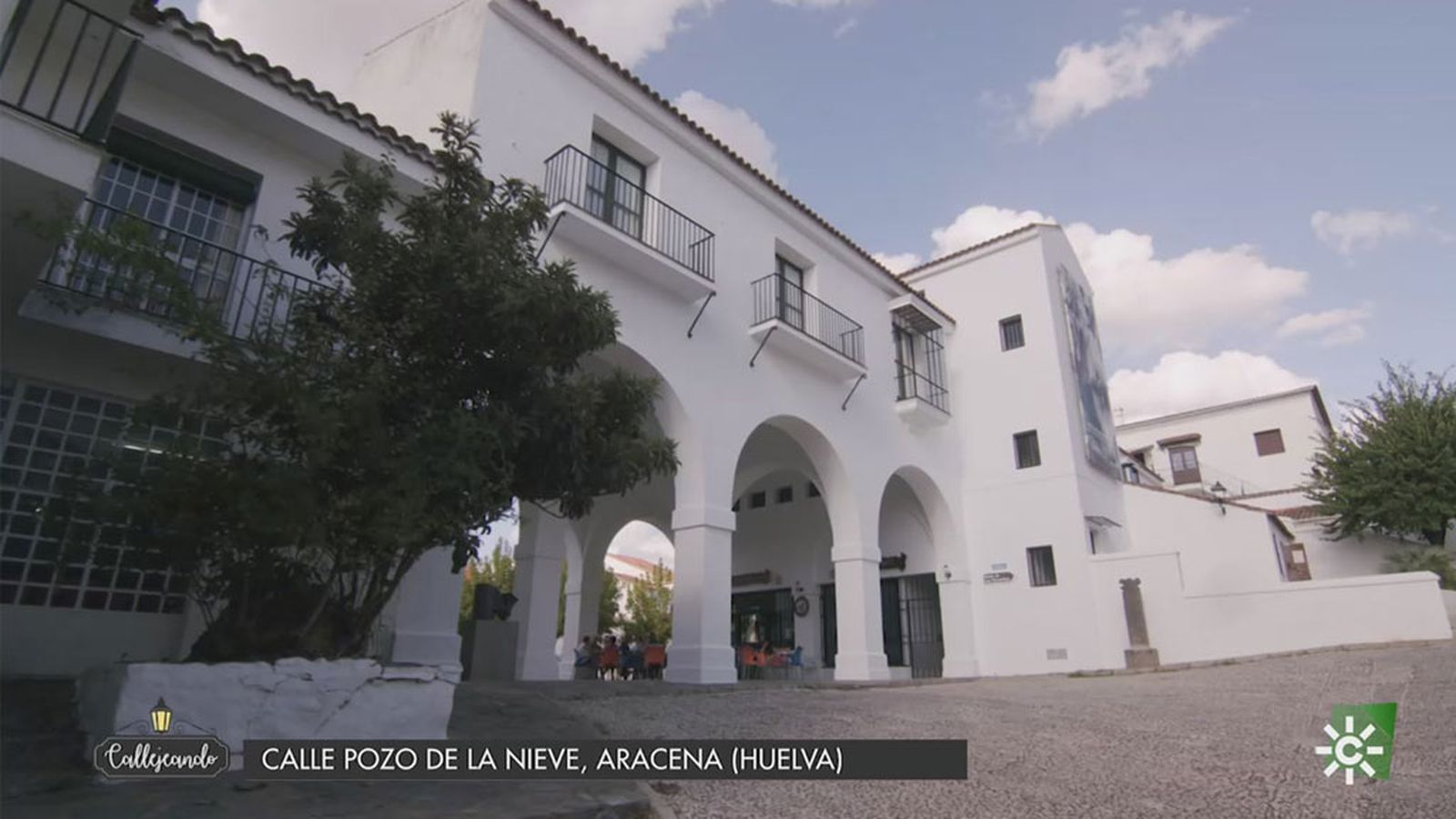 La calle Pozo de la nieve en Aracena culmina en la puerta de entrada a la Gruta de las maravillas