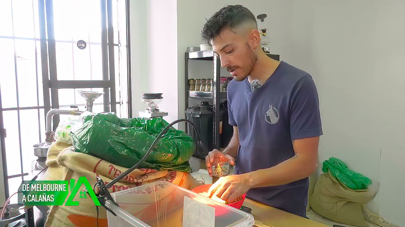 En Calañas ha montado un tostador artesanal de café de especialidad