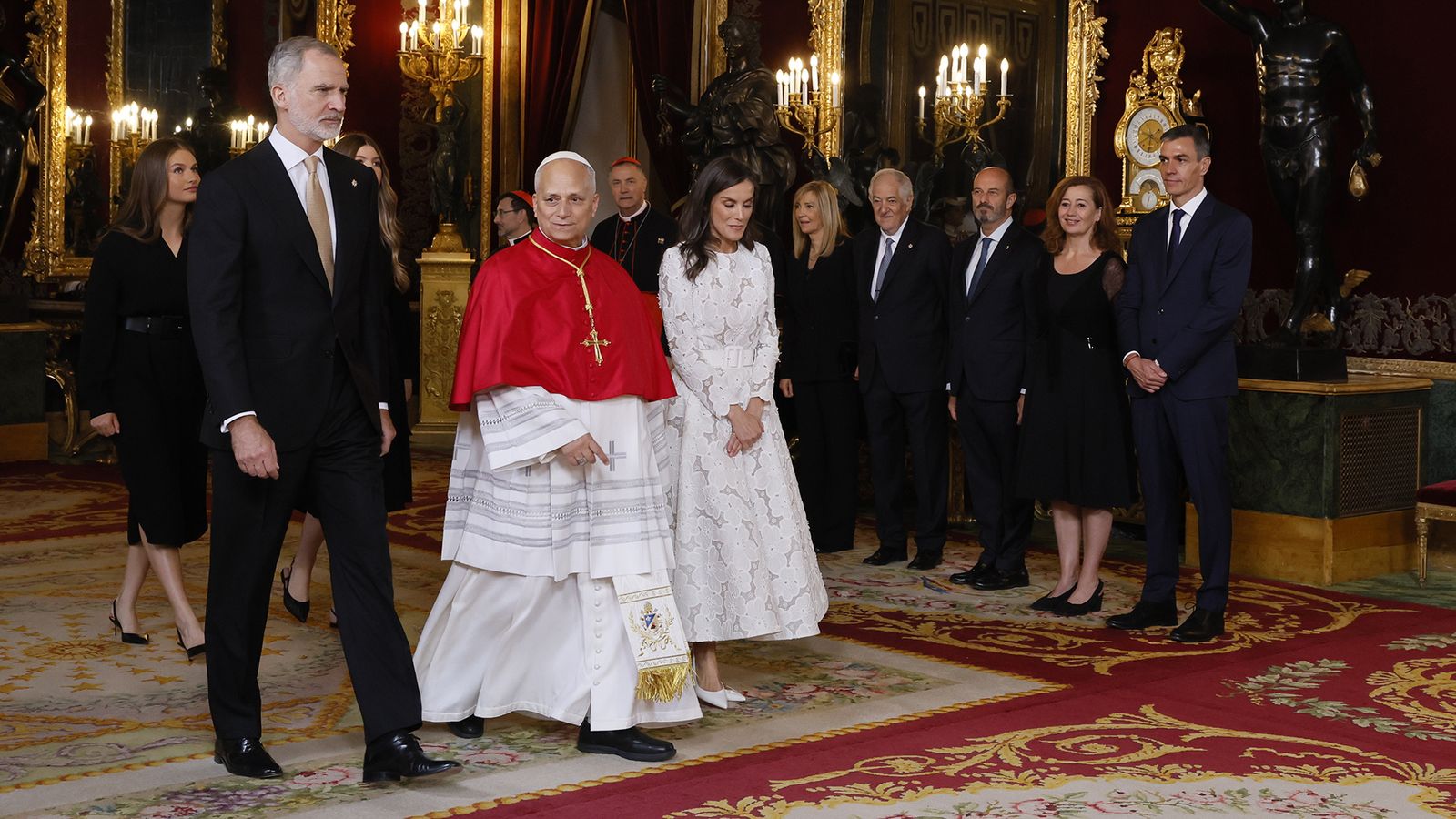 La Familia Real con el Papa, ante las autoridades del Estado.