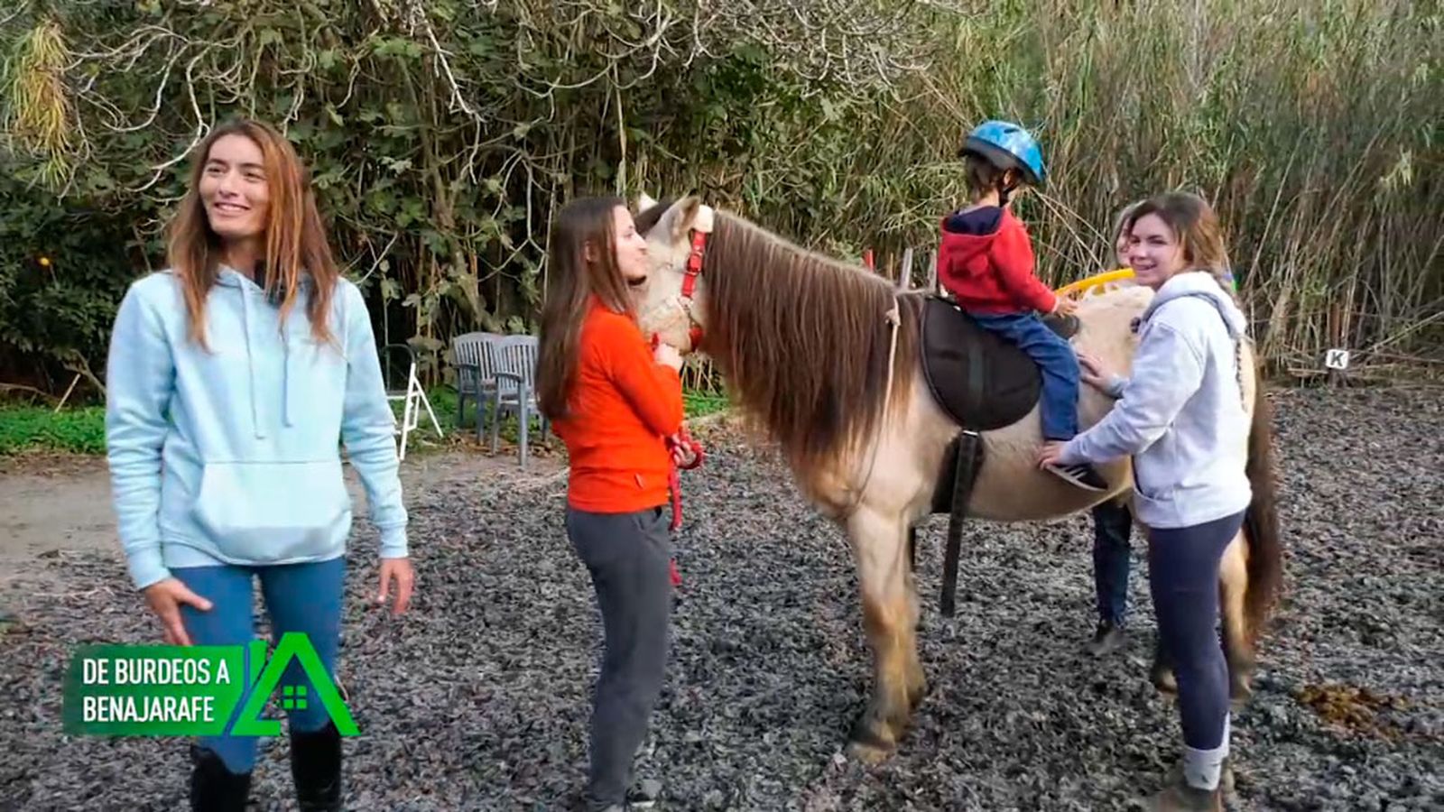 Nació en Francia pero vive en Benajarafe donde ha montado una escuela ecuestre