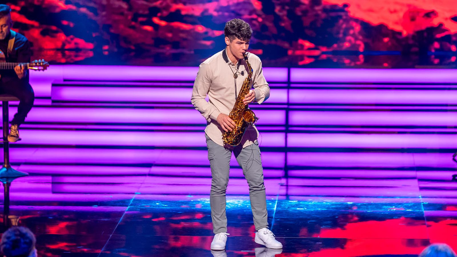 Moisés Gonzaléz consigue el pase con la estrella doble de Mariola tras tocar con su saxofón el tema 'Entre Dos Aguas'