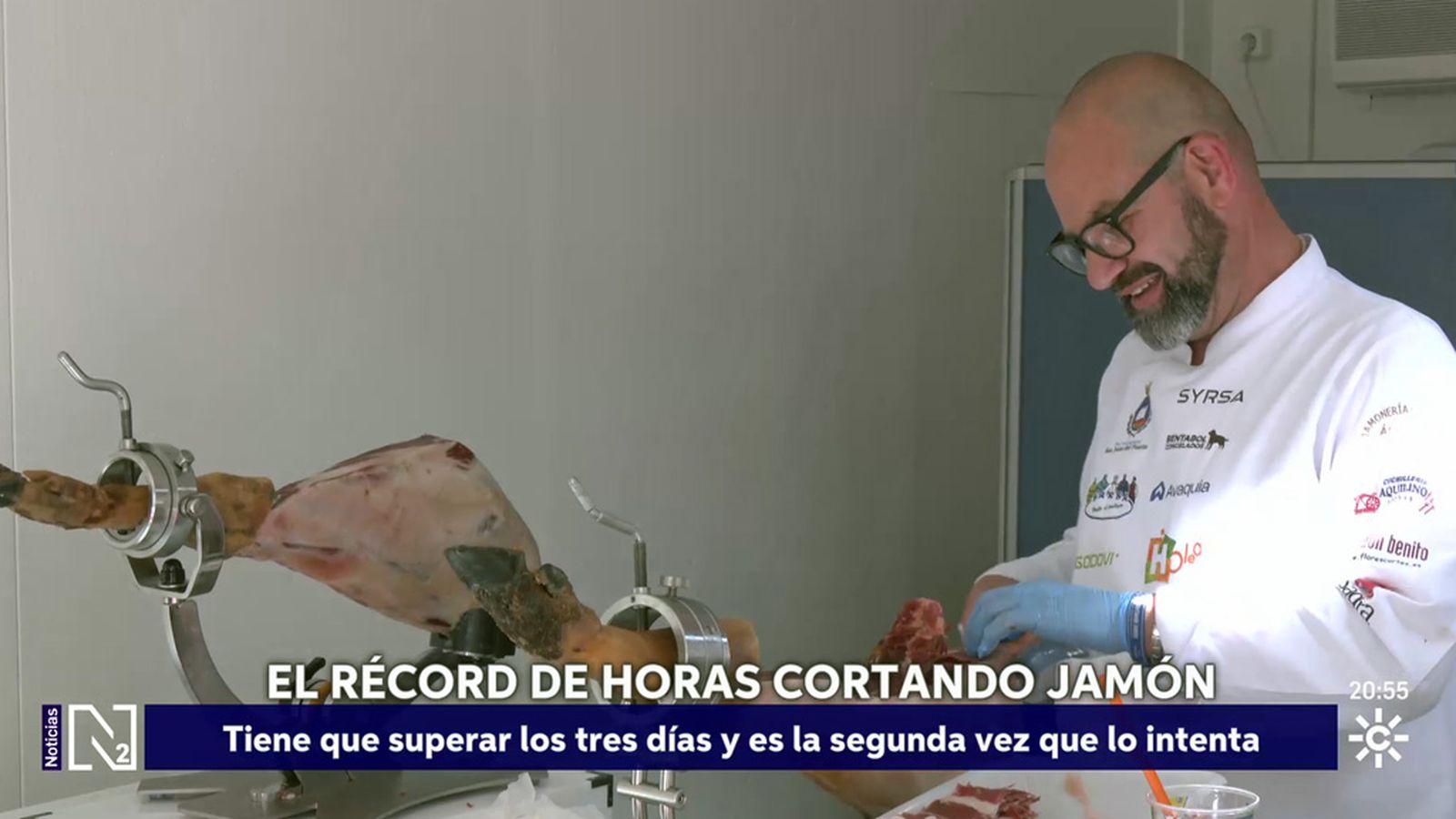 En busca del récord de más de 72 horas cortando jamón