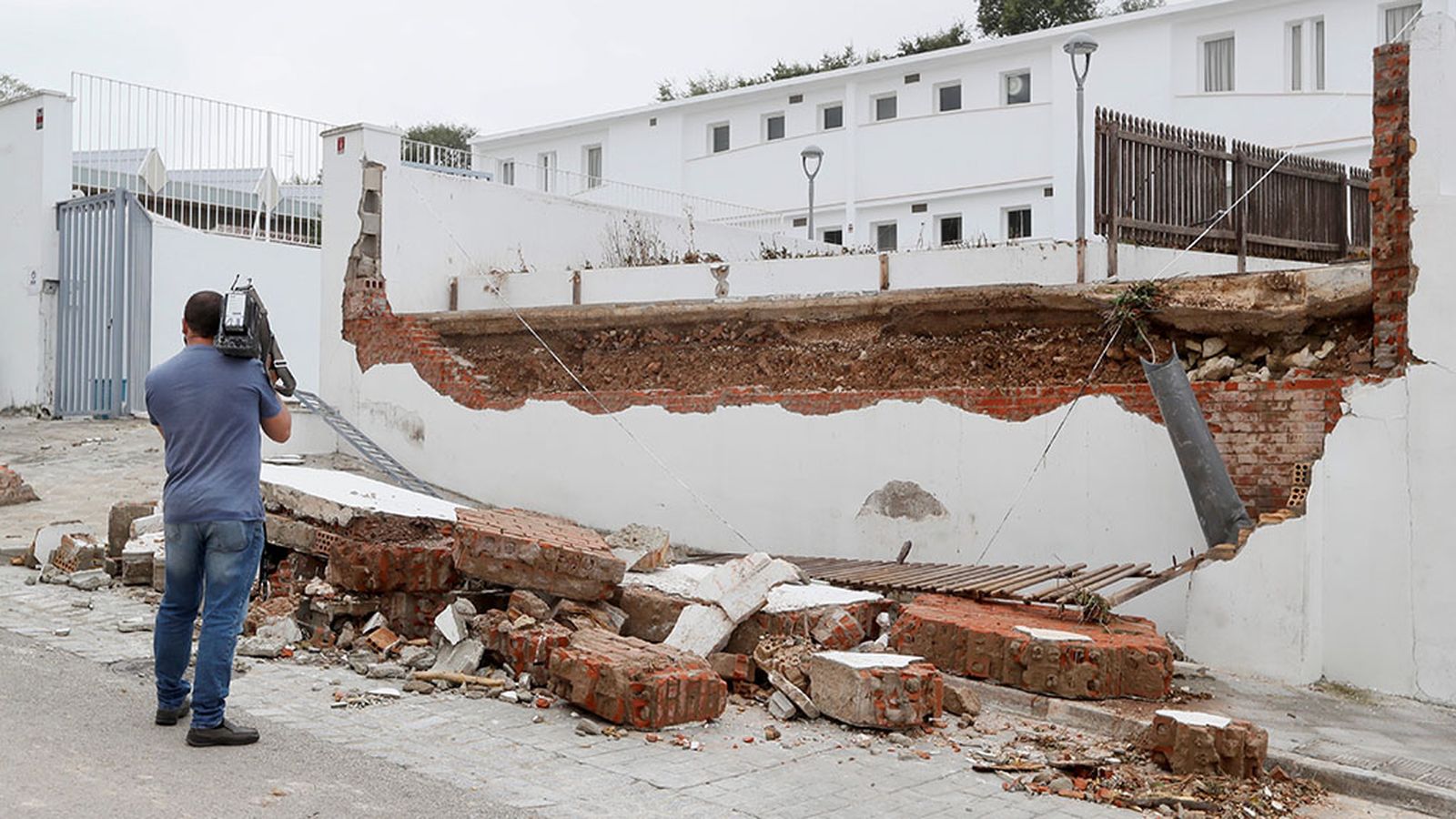 Muro derribado en Estepa por la tormenta