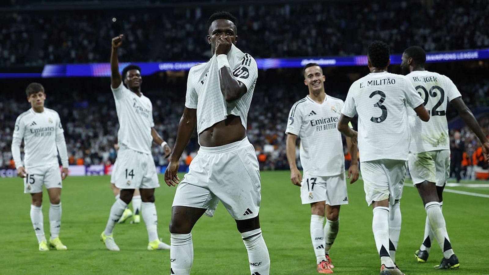 Triplete de Vinícius ante el Borussia