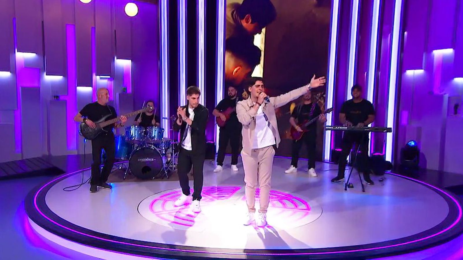 Kike y Manu emocionan con 'Abuela', un himno flamenco pop dedicado a la segunda madre
