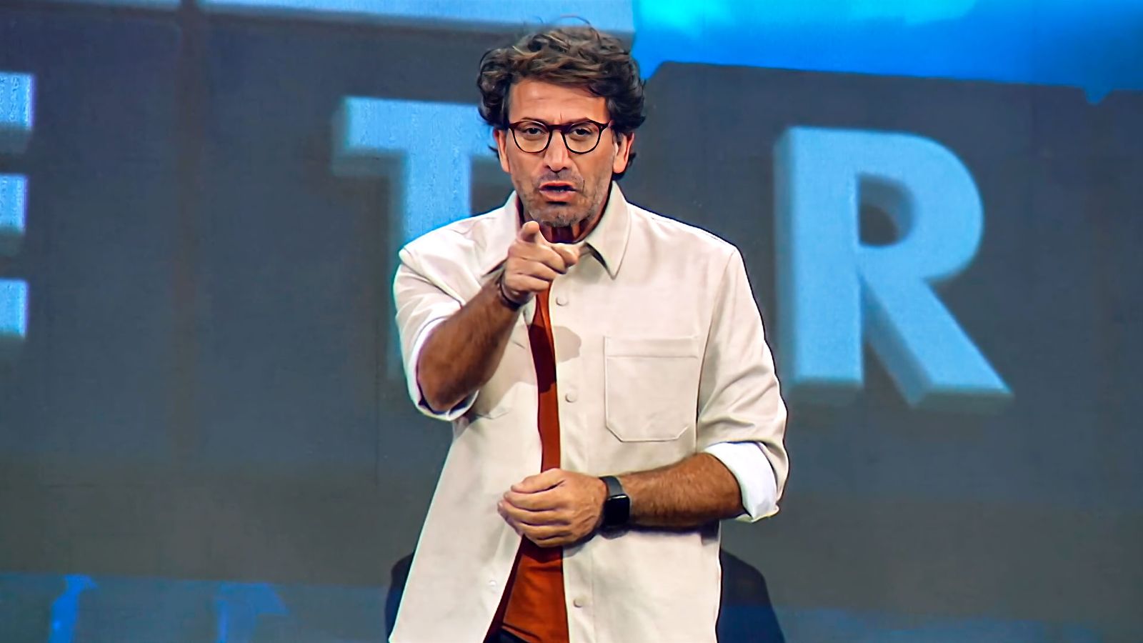 Antonio Garrido conduce "Sopa de letras"