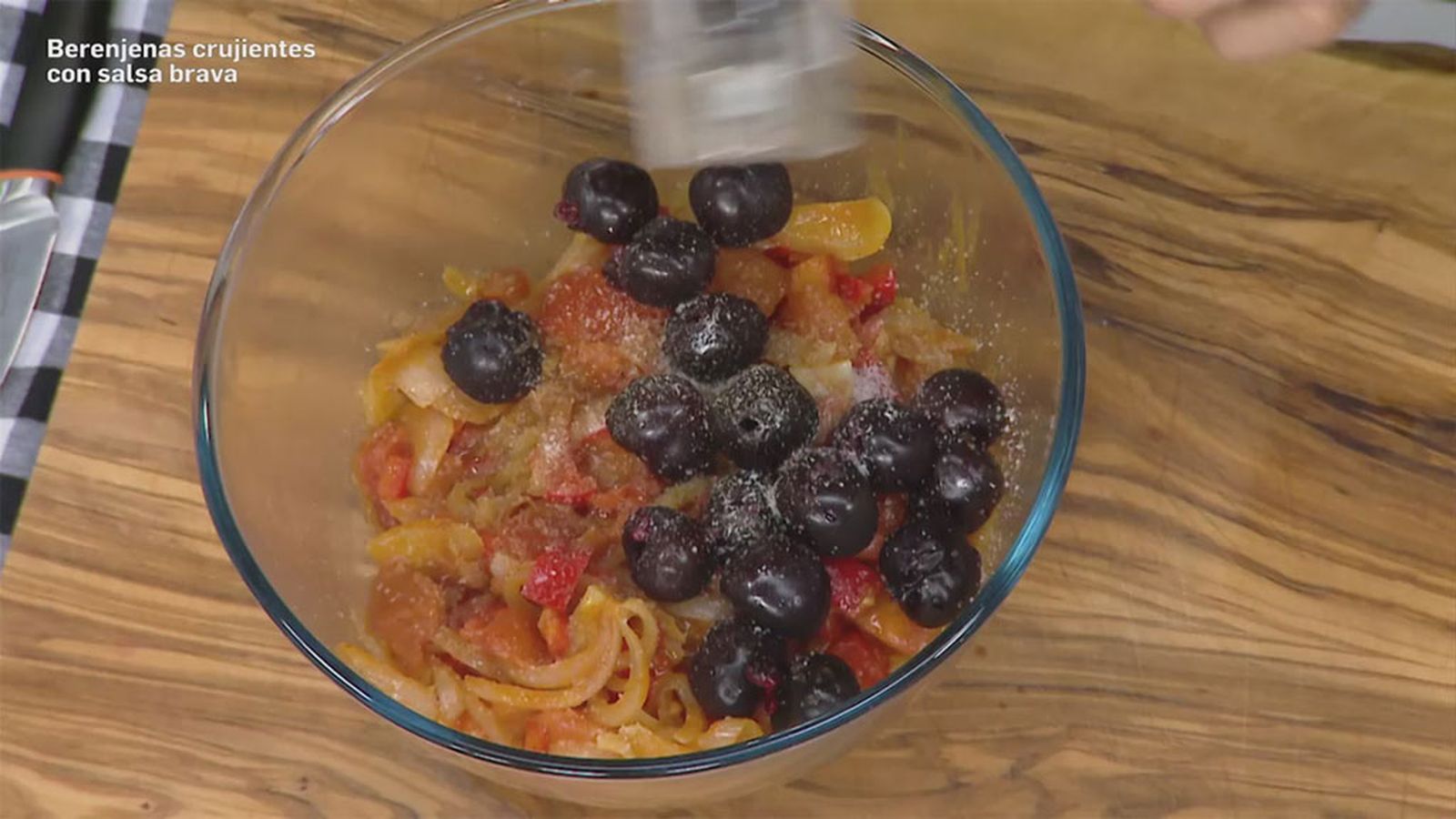 Deliciosa salsa brava picante con un toque de cerezas