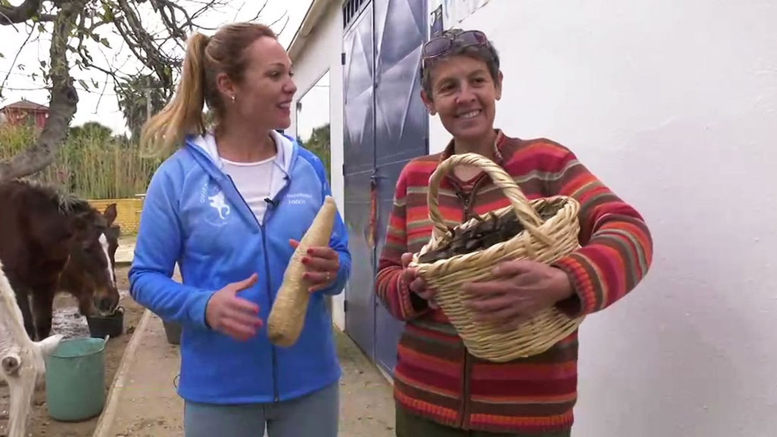 Vive de la permacultura y recoge basura en Sanlúcar la Mayor para concienciar medioambientalmente