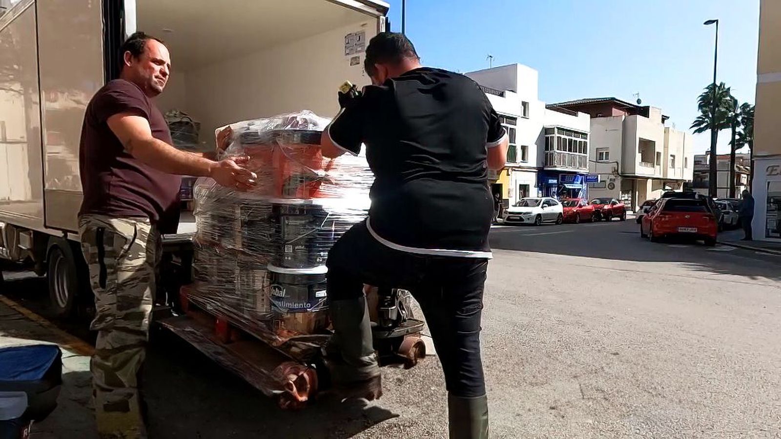 Un pescadero gaditano carga su camión de solidaridad: 'No me quedo con los brazos cruzados'